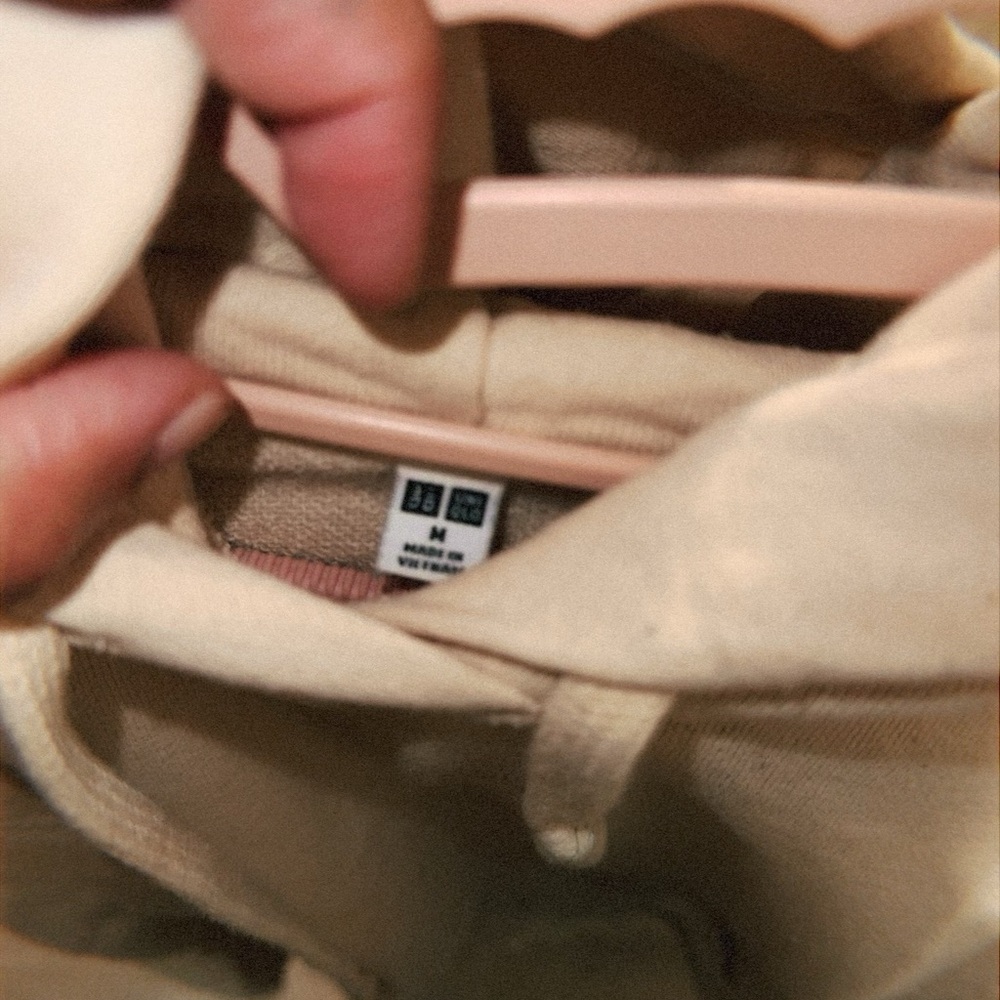 Uniqlo’s sweatshirt beige